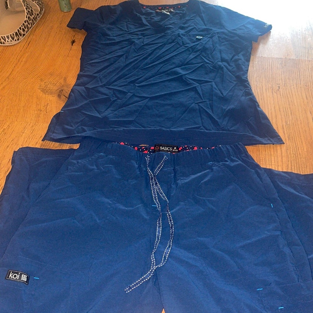 Size small navy koi scrub set